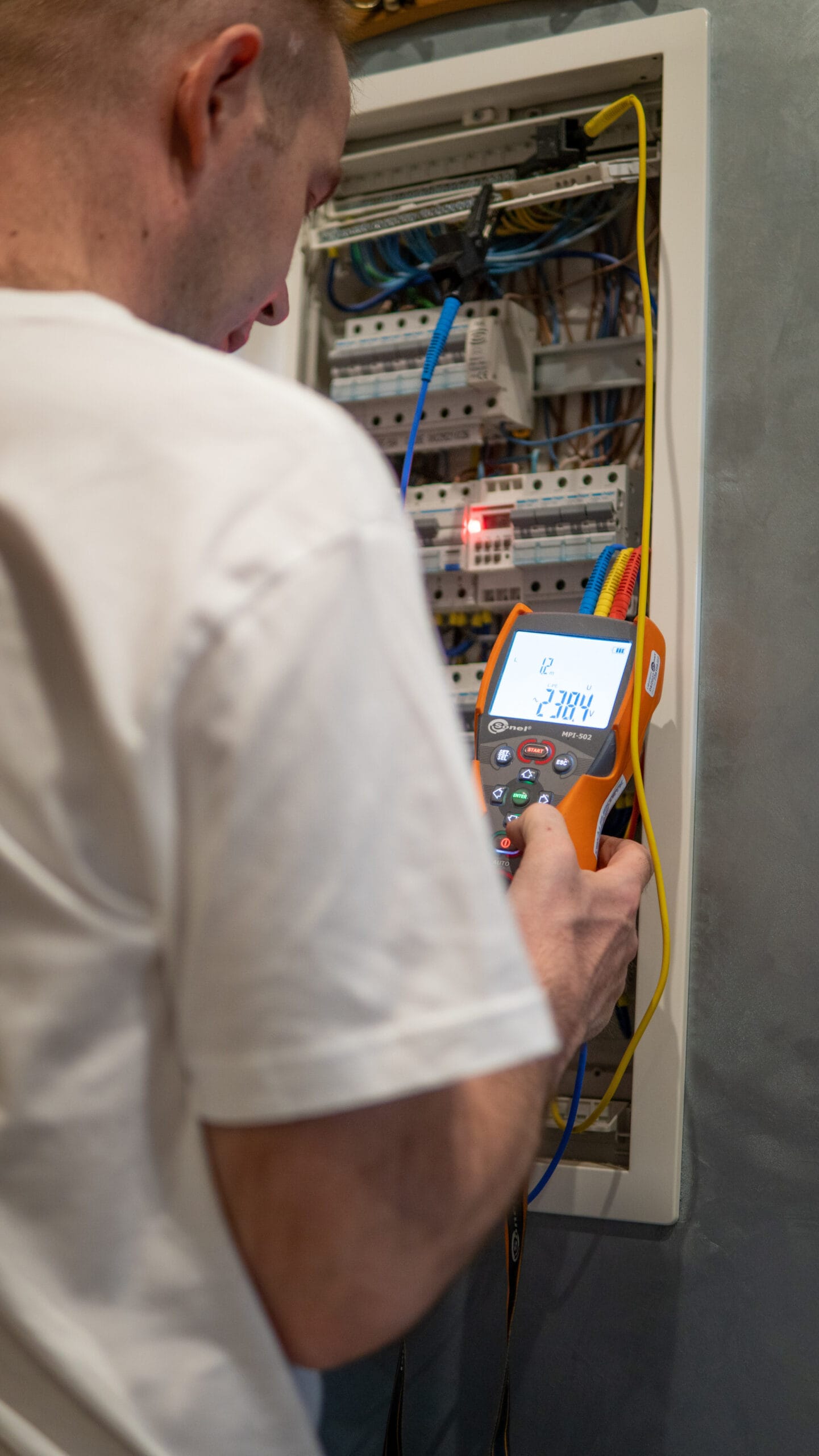 Elektryk wykonuje odbiór instalacji elektrycznej
