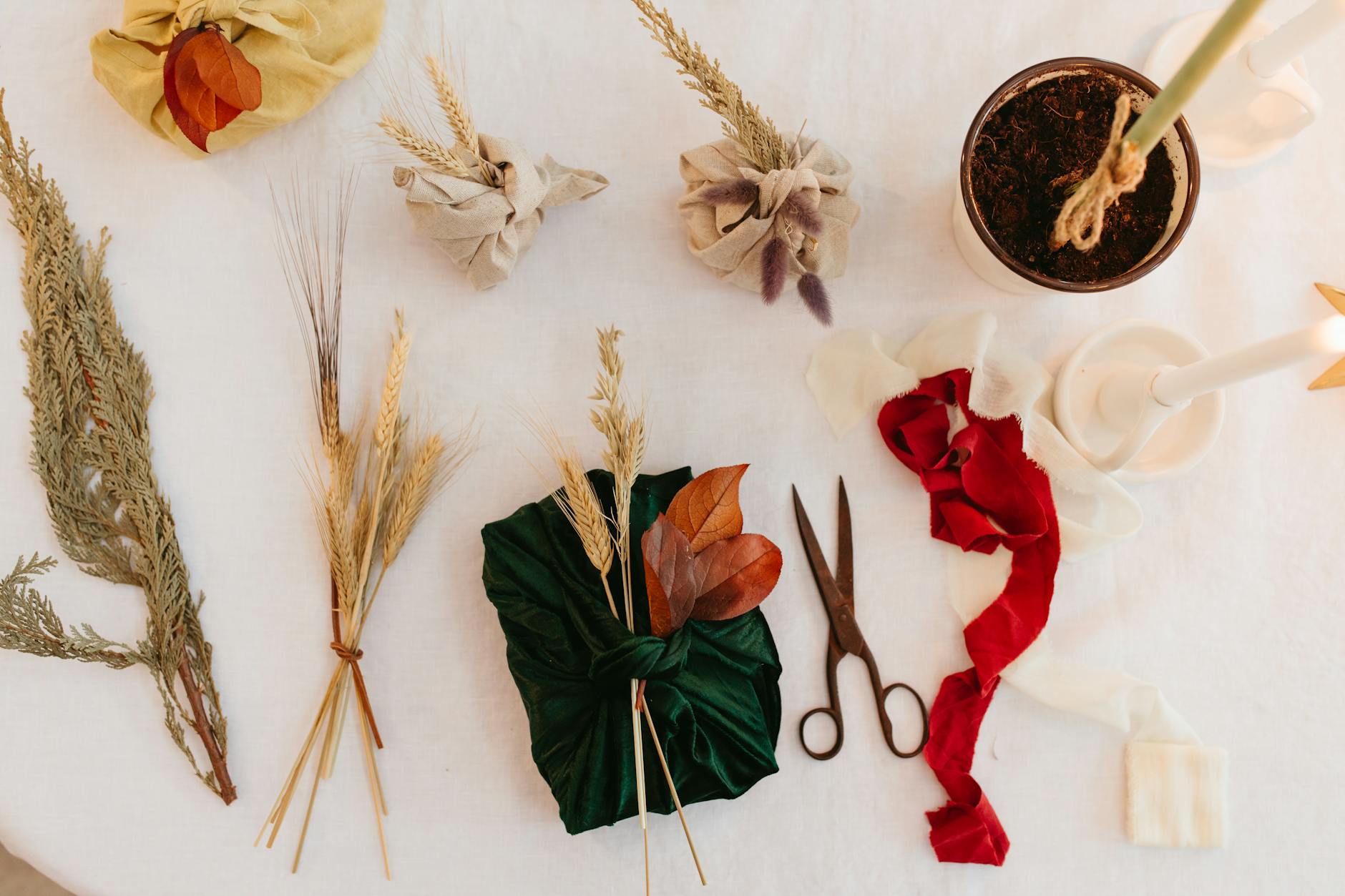 Ekologiczne pakowanie prezentów w tkaninę z liśćmi i naturalnymi dodatkami