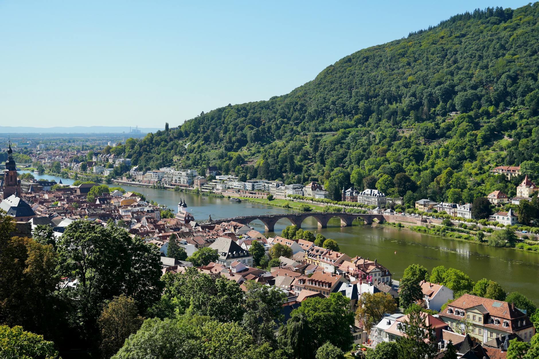 Panorama starego miasta Heidelberg i mostu nad rzeką Neckar