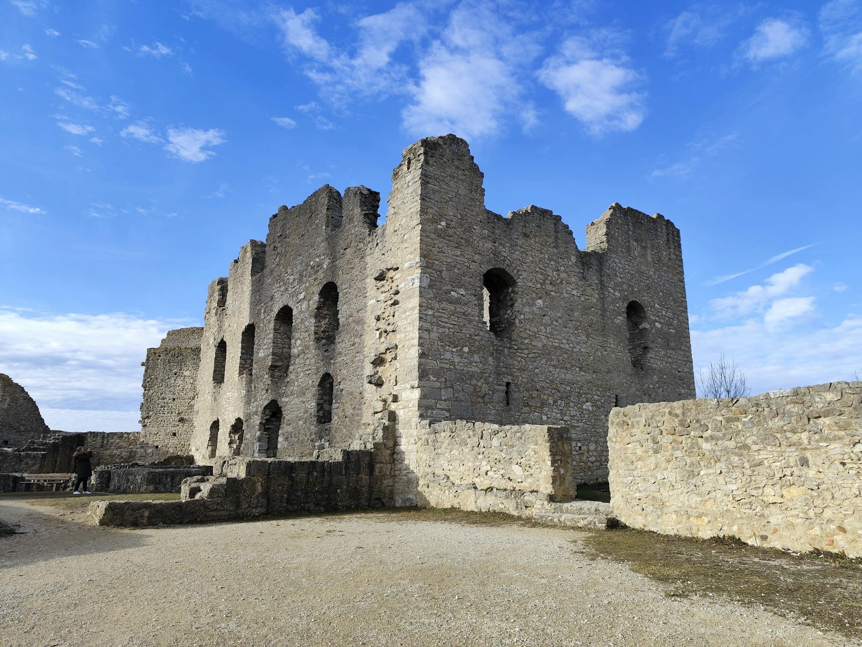 Przewodnik w stroju z epoki oprowadza turystów po dziedzińcu zamku