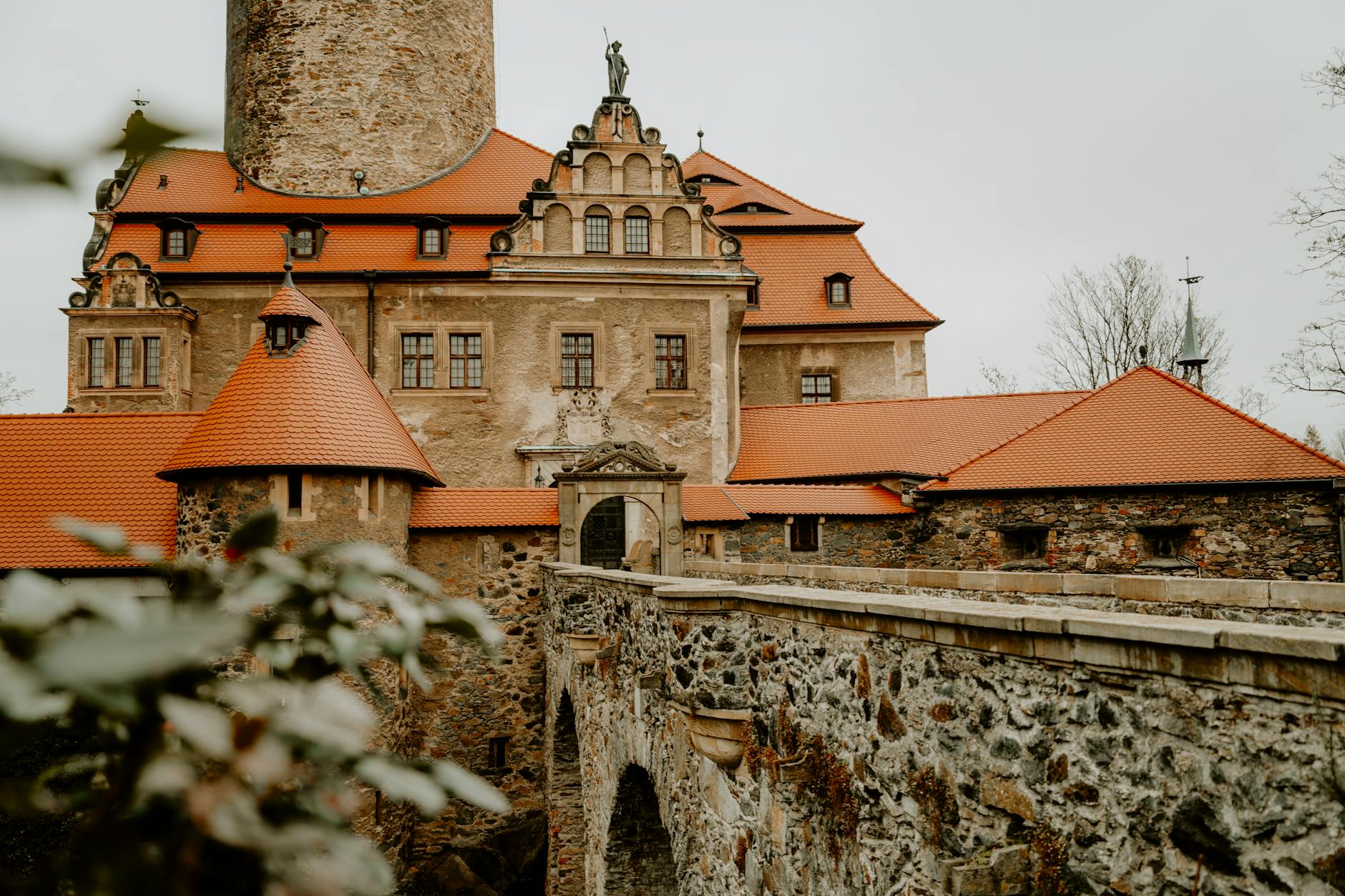 średniowieczny zamek w Polsce z malowniczą architekturą