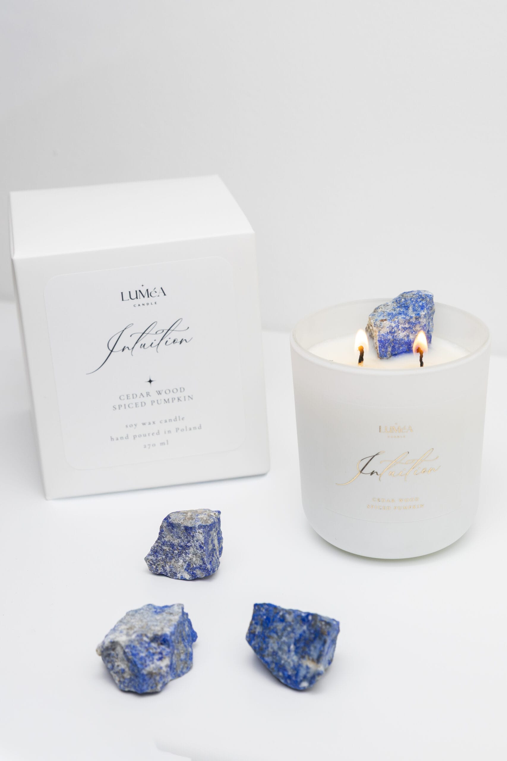 Luksusowa świeca sojowa Luméa Candle z kamieniem lapis lazuli