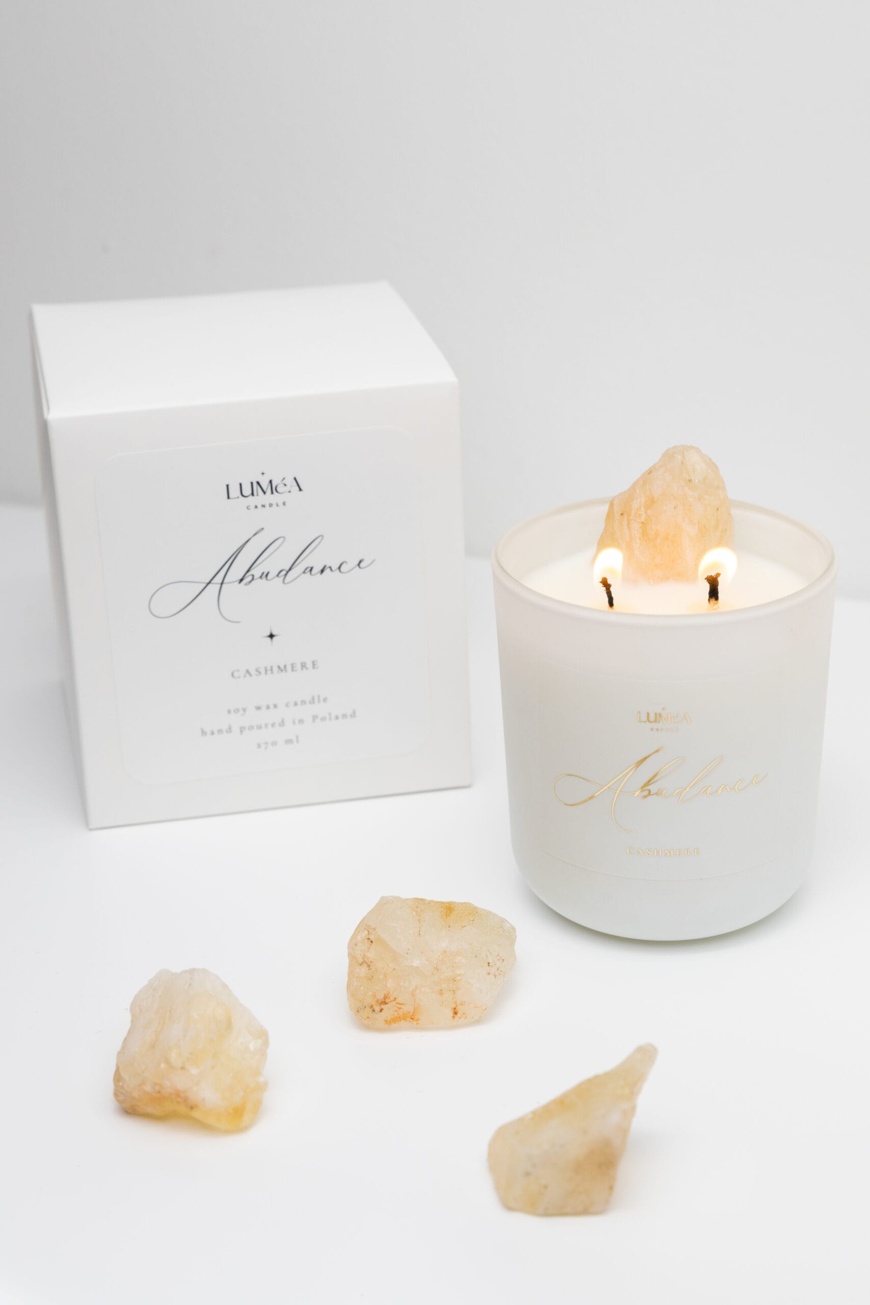 Naturalna świeca sojowa Luméa Candle z jasnym kamieniem dekoracyjnym w eleganckim opakowaniu