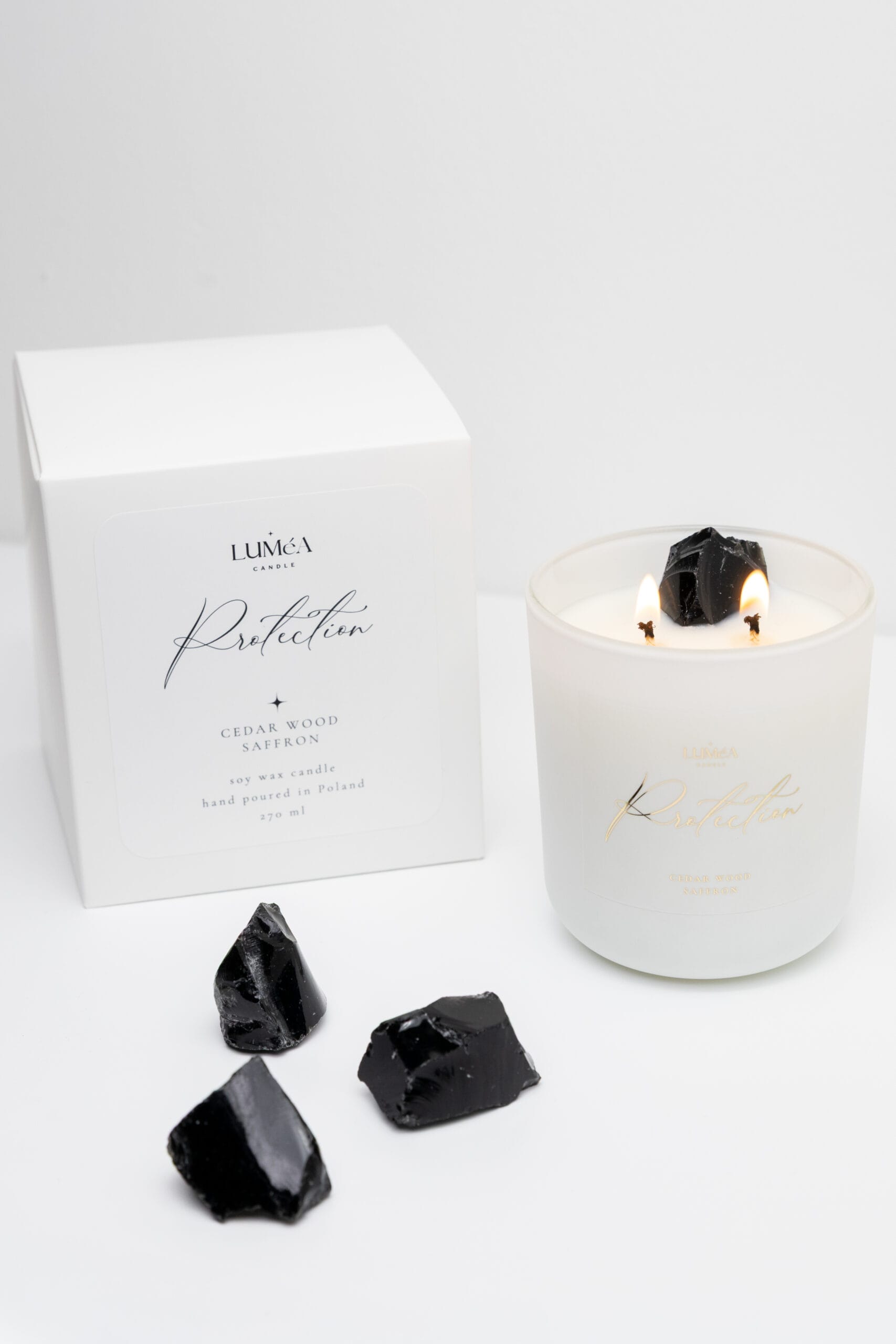 Świeca sojowa Luméa Candle z czarnym kamieniem naturalnym budująca spokojną atmosferę wnętrza