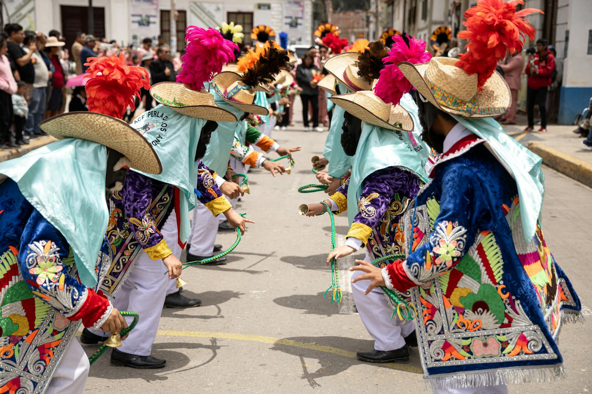 Barwny meksykański korowód tancerzy na festiwalu ulicznym