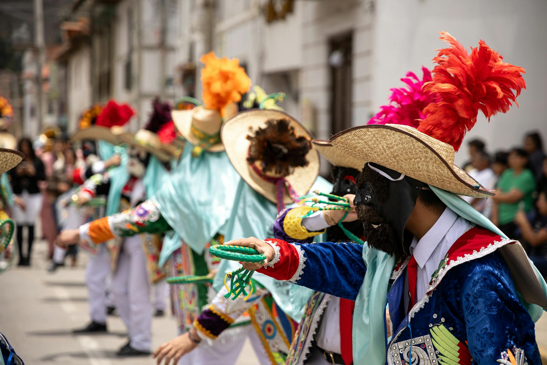 Barwny pochód w tradycyjnych strojach podczas krakowskiego święta
