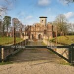 Zamki na Mazowszu: mniej znane obiekty i pomysły na krótką wycieczkę Brama historycznego zamku na Mazowszu wśród zieleni