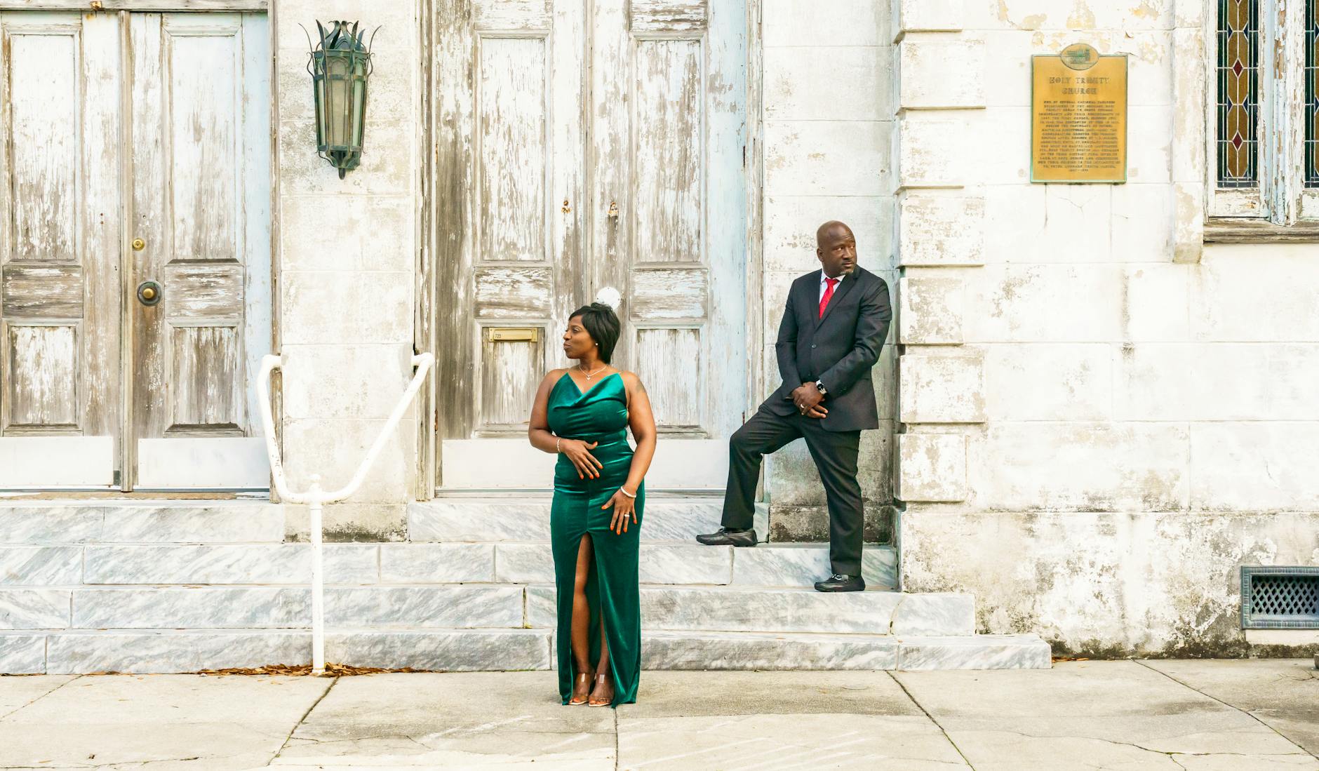 Elegancka para pozuje przy zabytkowej architekturze w Nowym Orleanie