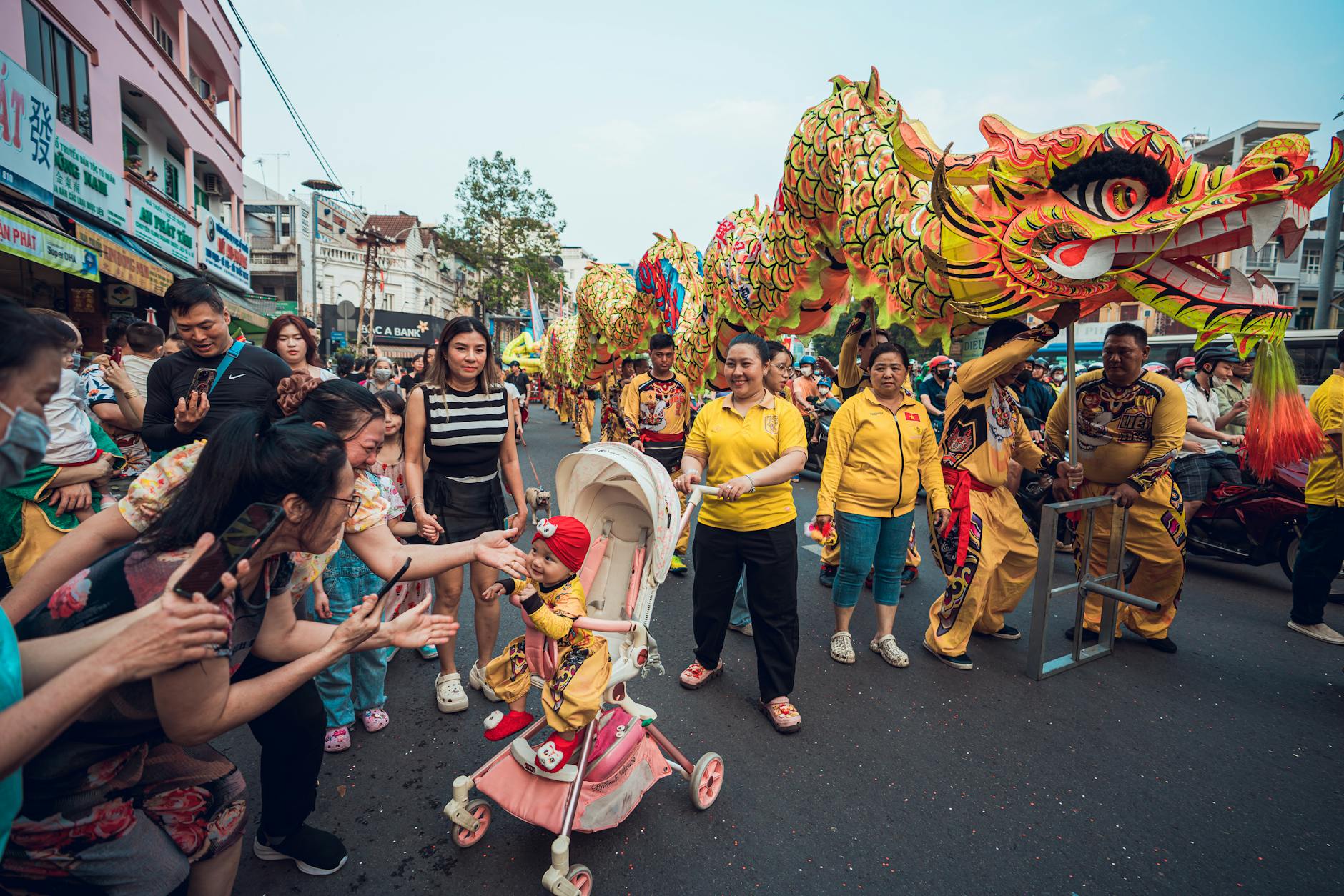 Kolorowa parada noworoczna z lampionami podczas święta w Azji