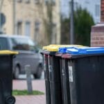 Kolorowe pojemniki na odpady przy ulicy w niemieckim mieście
