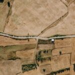 Jak czytać mapy glebowe i ewidencję gruntów, zanim kupisz działkę rolną Letnie pola uprawne z lotu ptaka przypominające mozaikę upraw