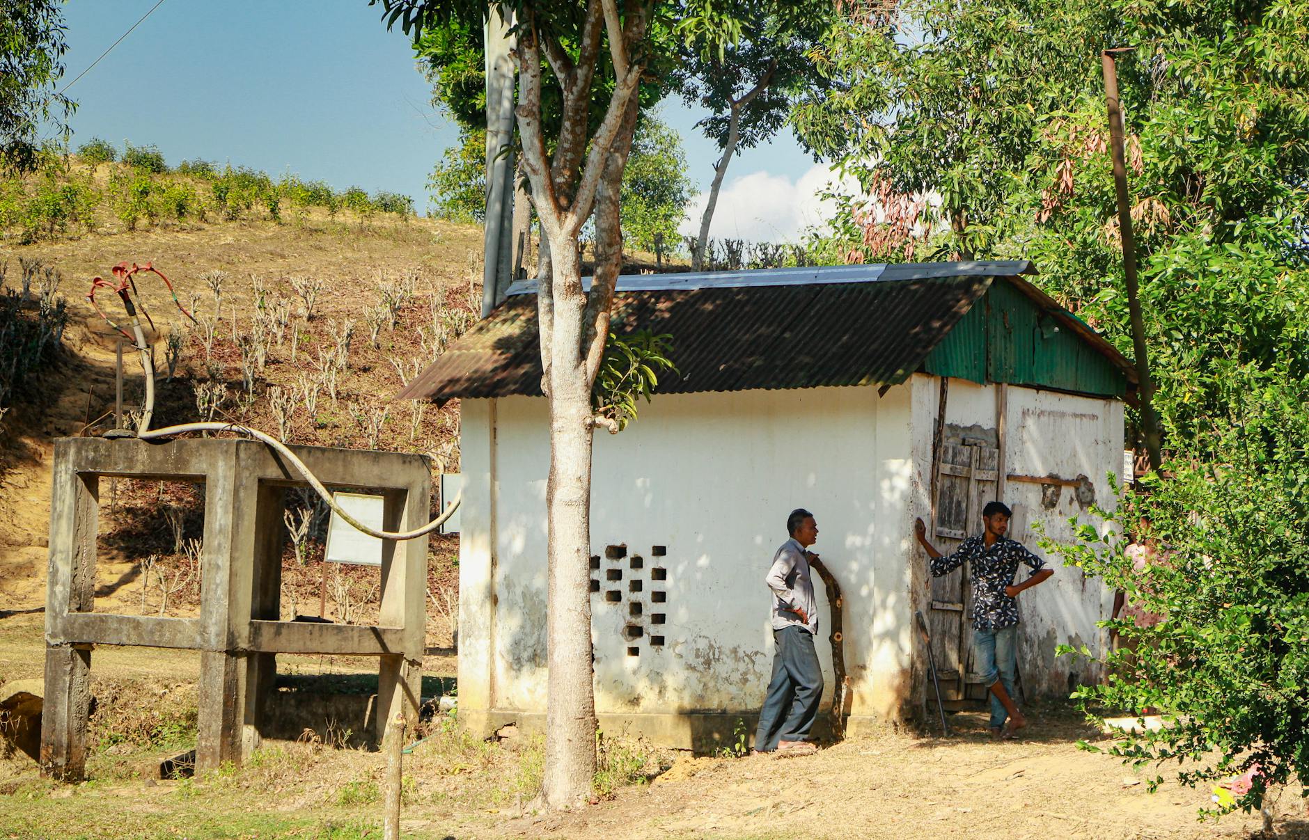 Niebieski krajobraz wiejskiej rzeki w Bangladeszu