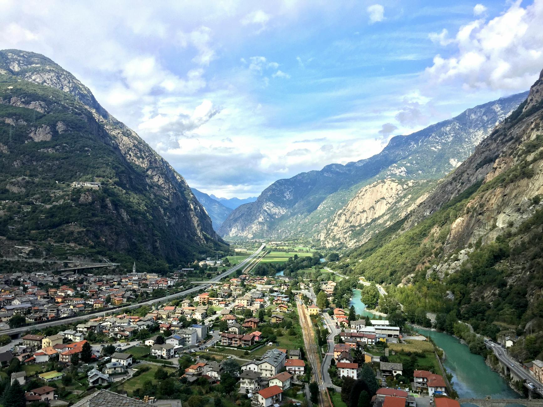 Panorama górskiego miasteczka w dolinie w okolicach Zakopanego Panorama górskiego miasteczka w dolinie w okolicach Zakopanego