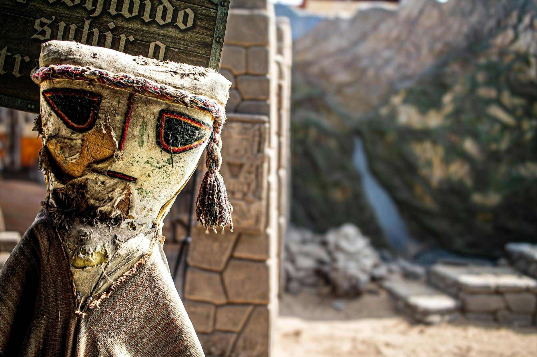 Muzea w Zakopanem: góralszczyzna bez cepelii, czyli gdzie szukać autentyczności Zbliżenie na tradycyjną, kolorową lalkę z tkaniny na tle wzorów