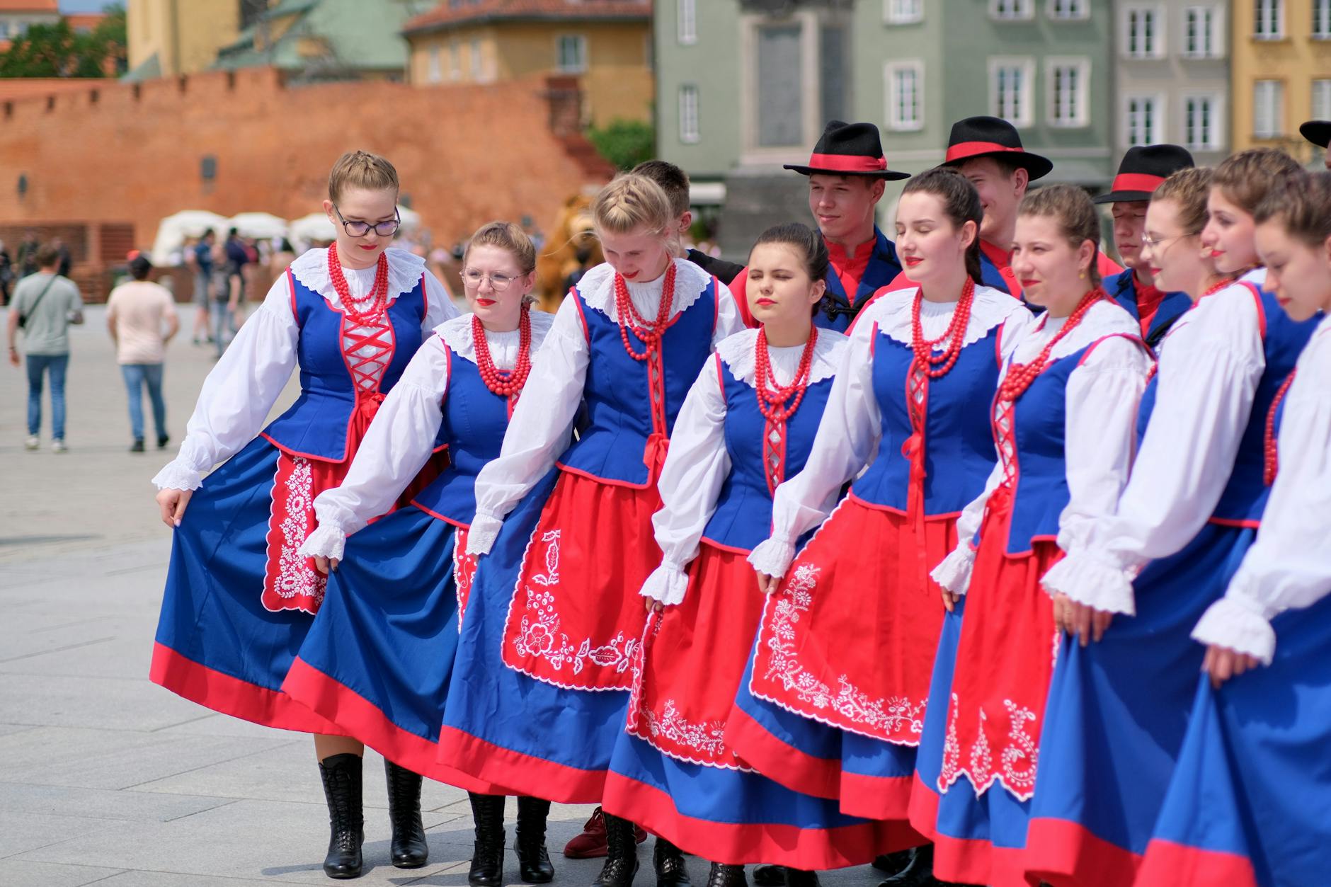 Kultura Kresów w Polsce: gdzie jej szukać w kuchni, muzyce i wspomnieniach Zespół w ludowych strojach polskich tańczy na świeżym powietrzu