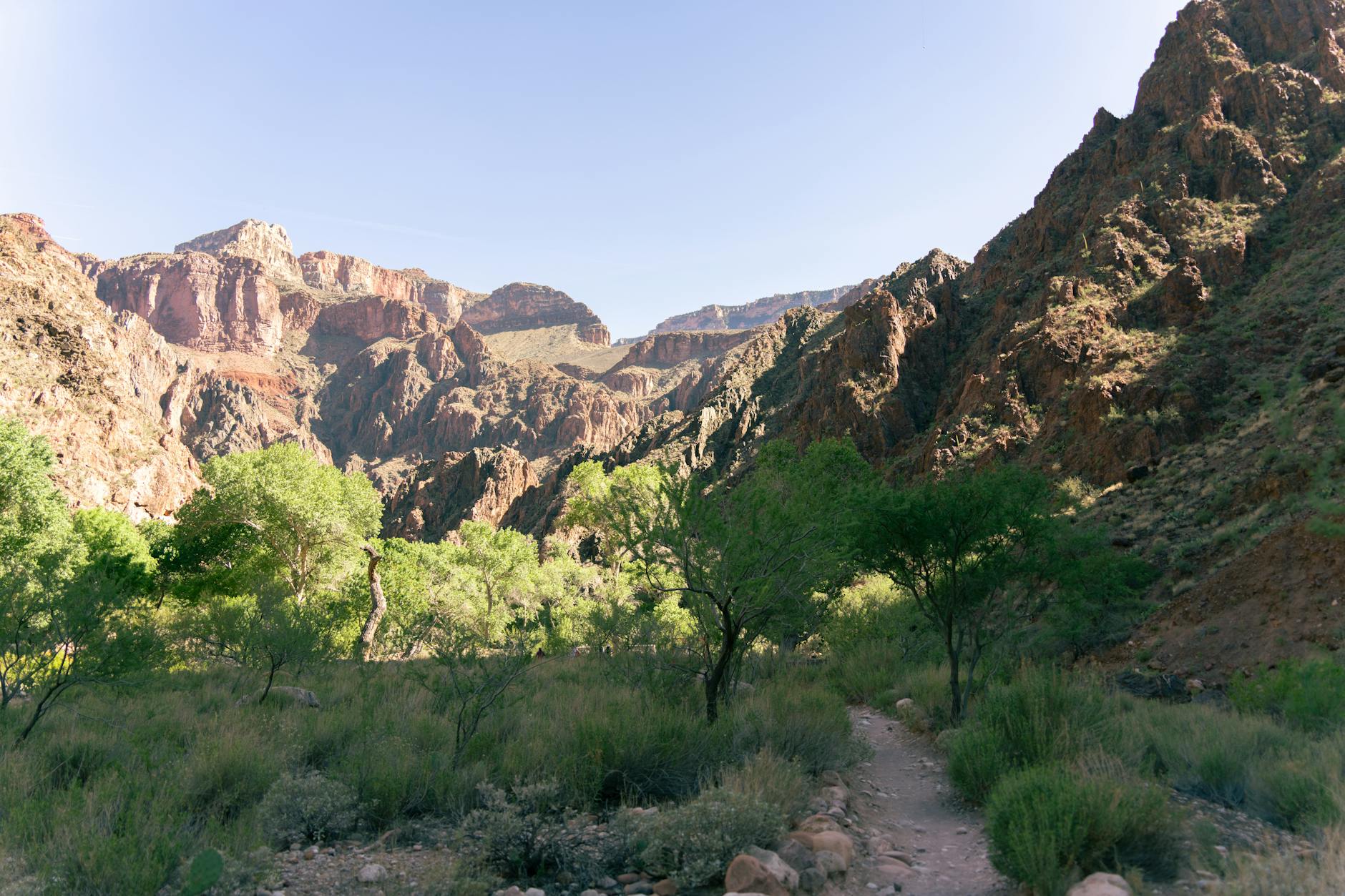 Zielone zbocza i skalne urwiska przypominające górski kanion