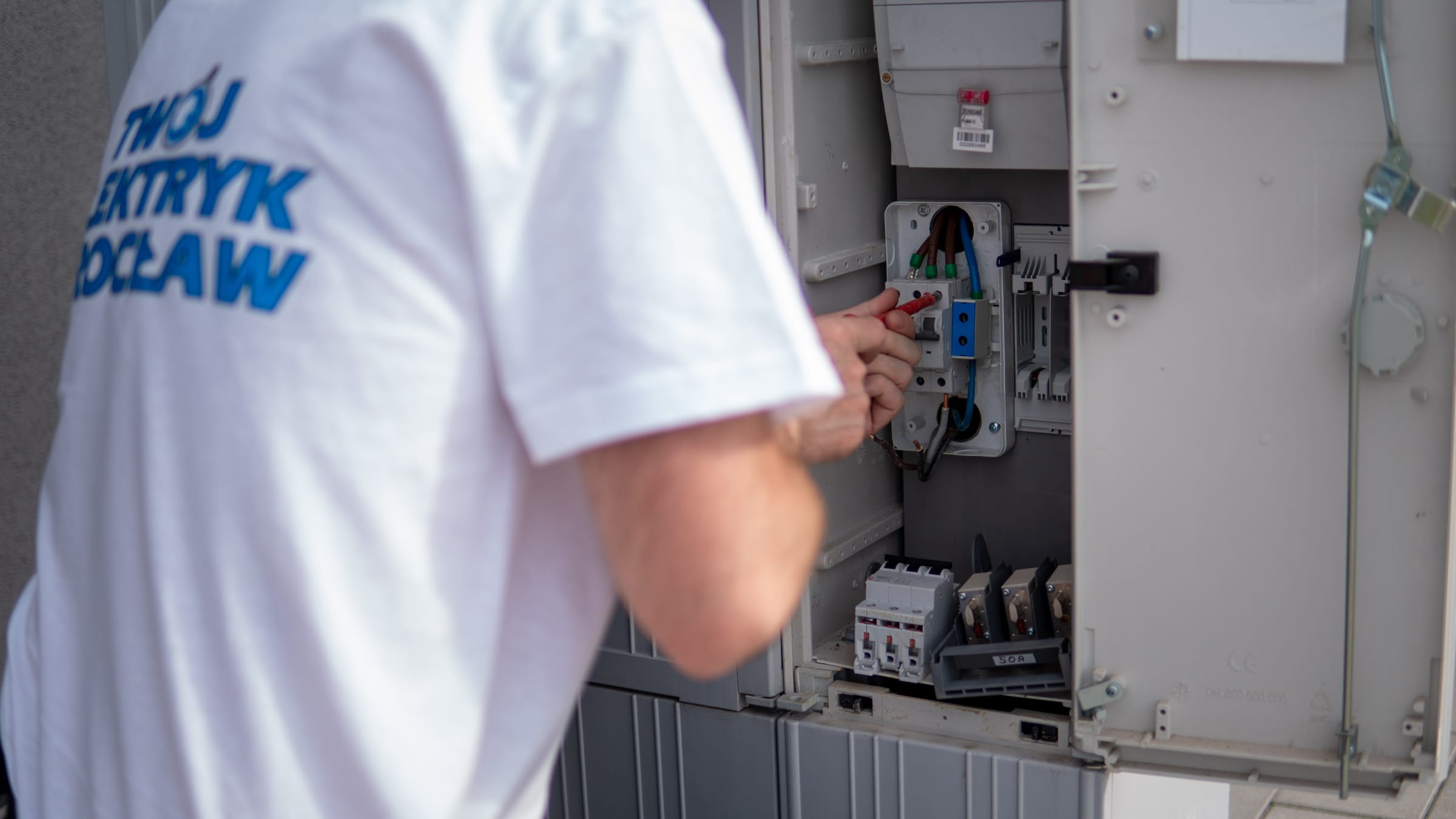 Pomiary instalacji elektrycznej – dlaczego są tak ważne i kiedy warto wezwać elektryka we Wrocławiu?