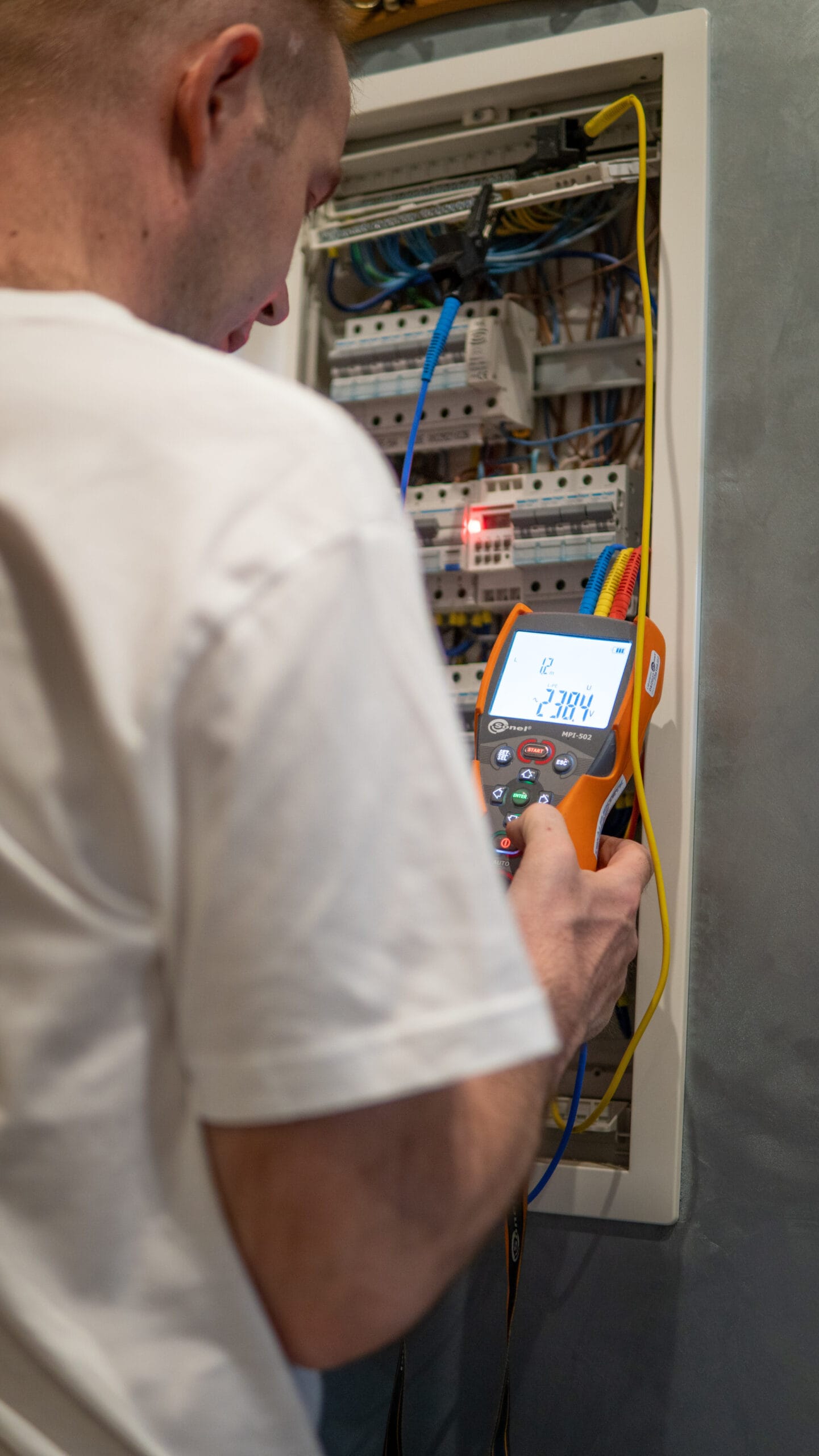 elektryk robi pomiary elektryczne