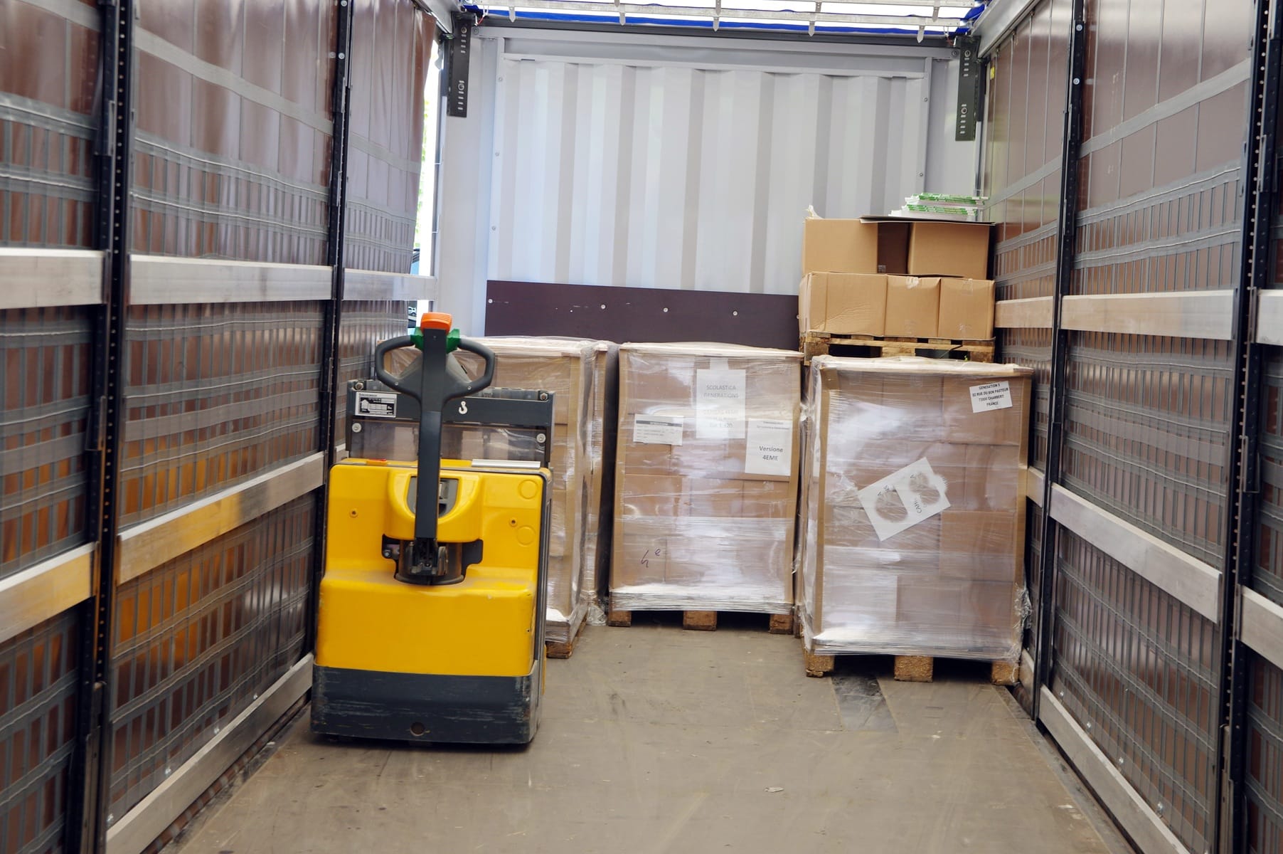  Stabilne palety przygotowane przez roboty współpracujące, zabezpieczone wytrzymałą folią typu stretch dla maksymalnego bezpieczeństwa w transporcie.