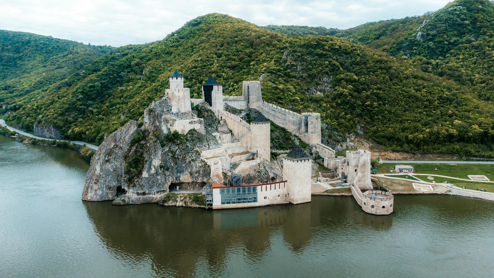 Twierdza Golubac nad Dunajem, widok z lotu ptaka