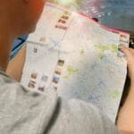 Podróżnik z mapą planujący tanie zwiedzanie dużego miasta