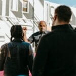 Policjant rozmawia z demonstrantami na ulicy podczas protestu