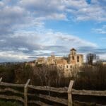 Opolskie i jego niespodzianki: rezerwaty, winnice, zamki oraz trasy bez tłumów Ruiny zamku Tenczyn na wzgórzu wśród zielonych wzgórz Małopolski