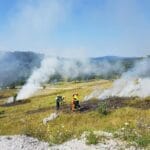 Strażacy gaszą wiosenny pożar traw na wzgórzach