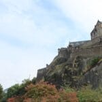 Zamek w Edynburgu na skalistym wzgórzu w słoneczny dzień