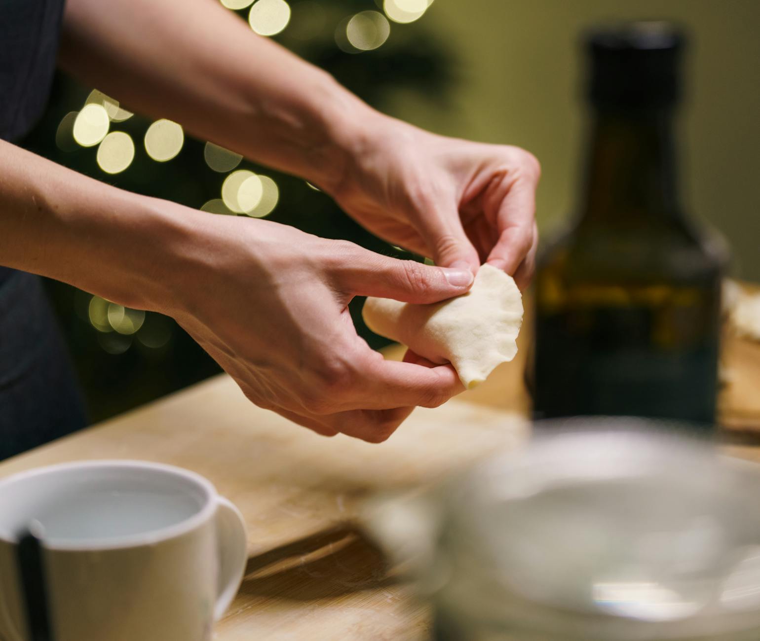 Lepienie pierogów w domowej kuchni przy ciepłym, świątecznym świetle