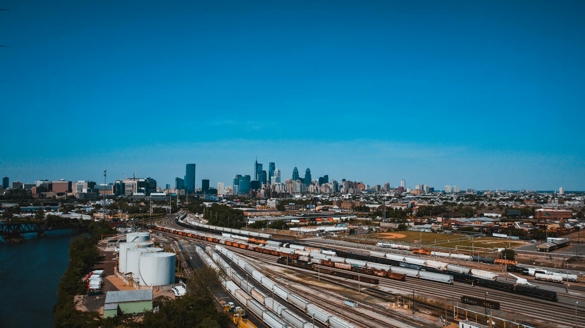 Pociągi na estakadach nad rzeką w zabudowanej części miasta