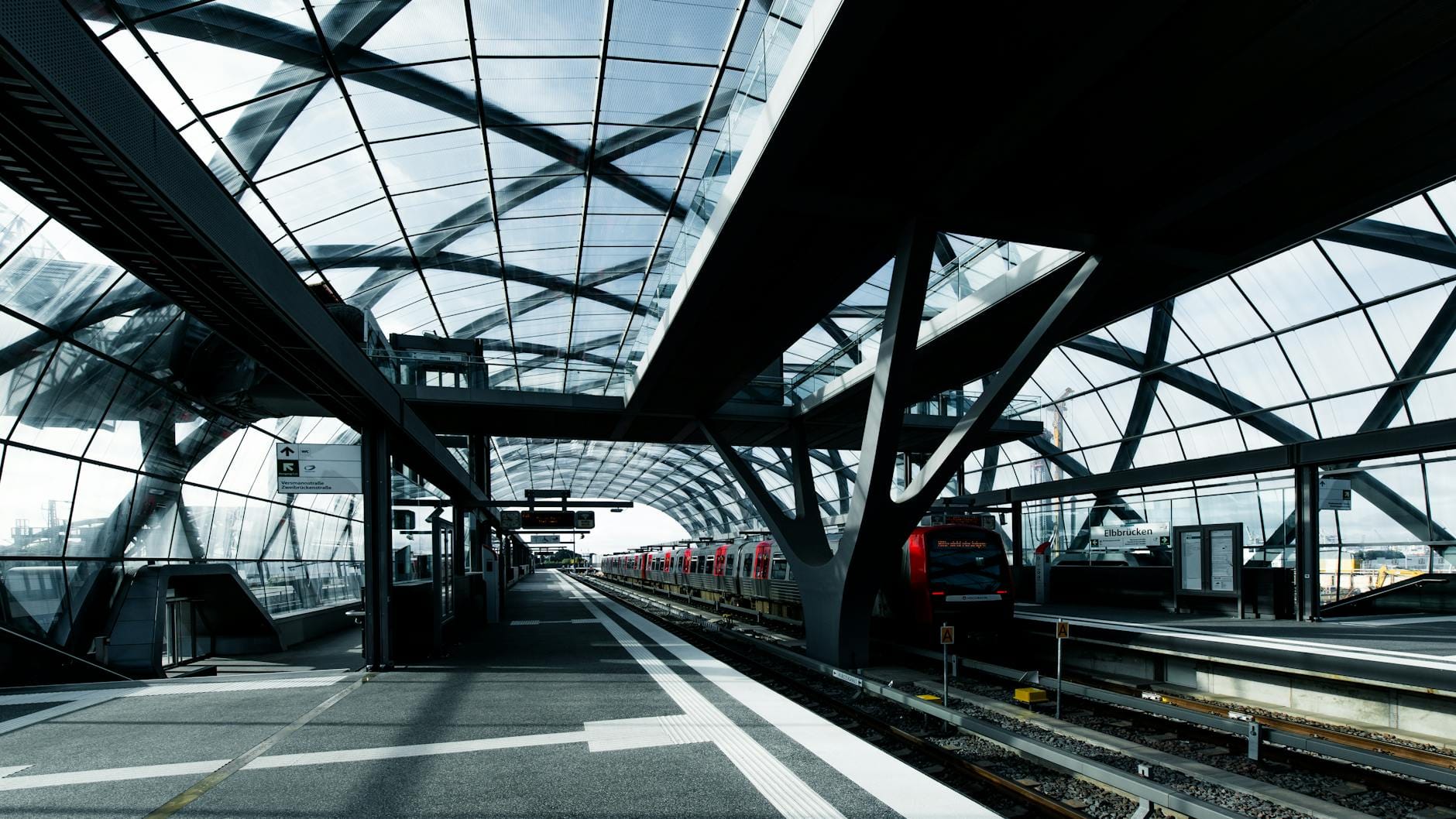 Nowoczesny przystanek kolejowy Elbbrücken z futurystyczną architekturą