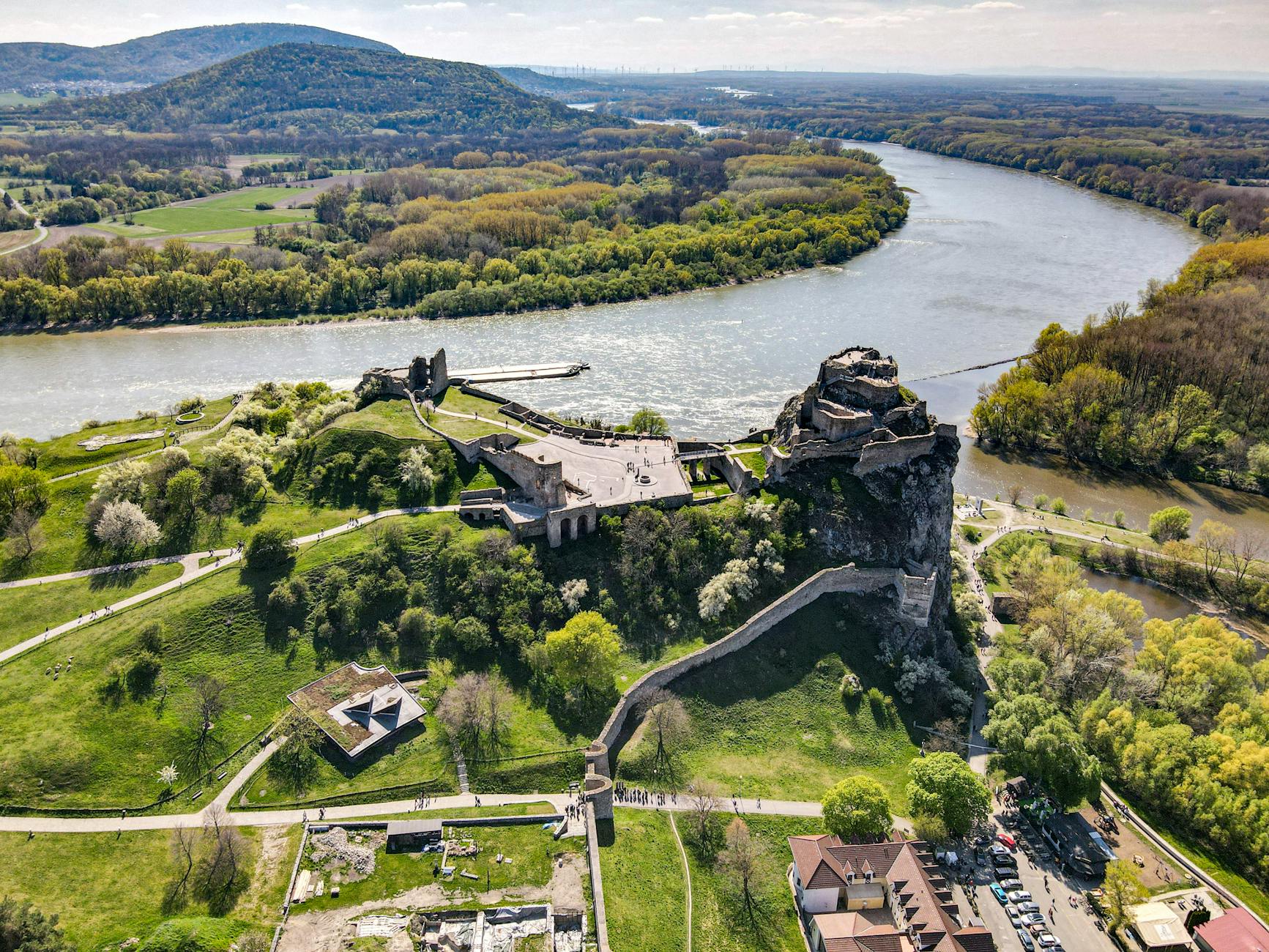 Panorama zamku Devín nad Dunajem w zielonej okolicy
