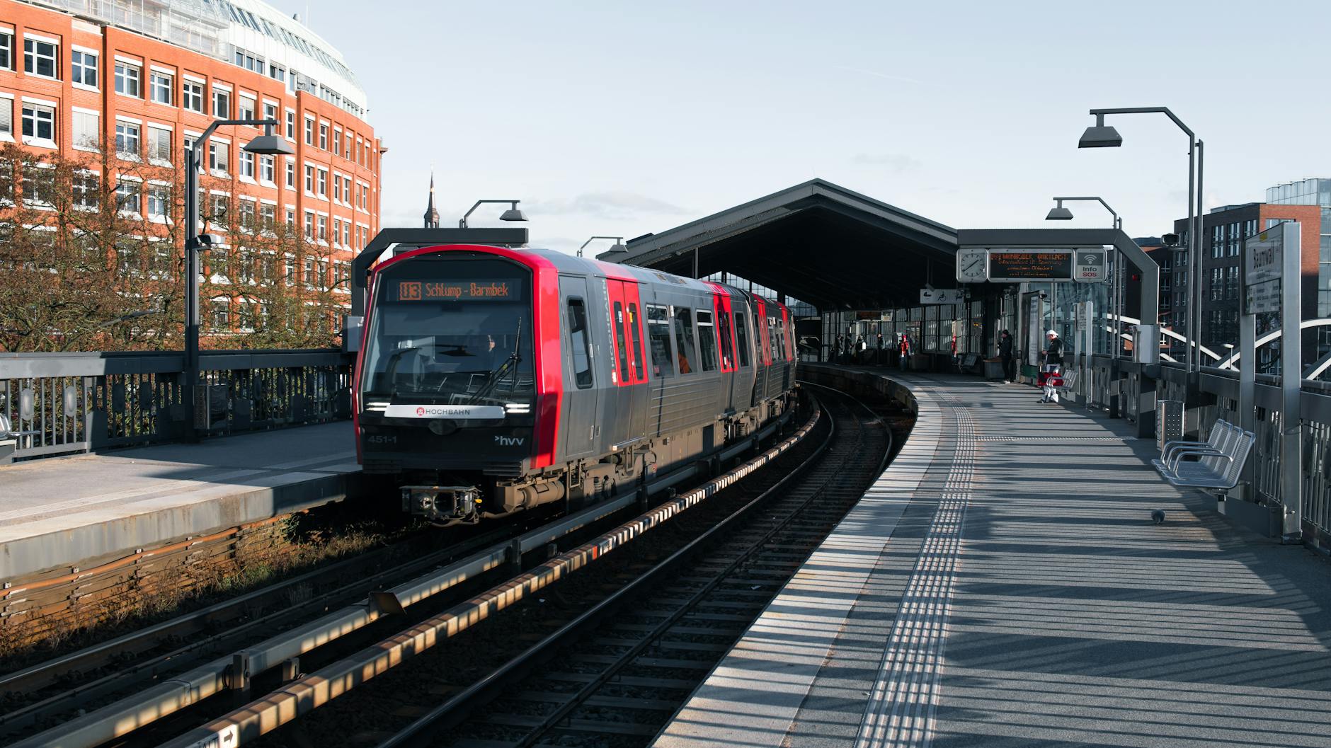Pociąg podmiejski wjeżdża na nowoczesną stację kolejową