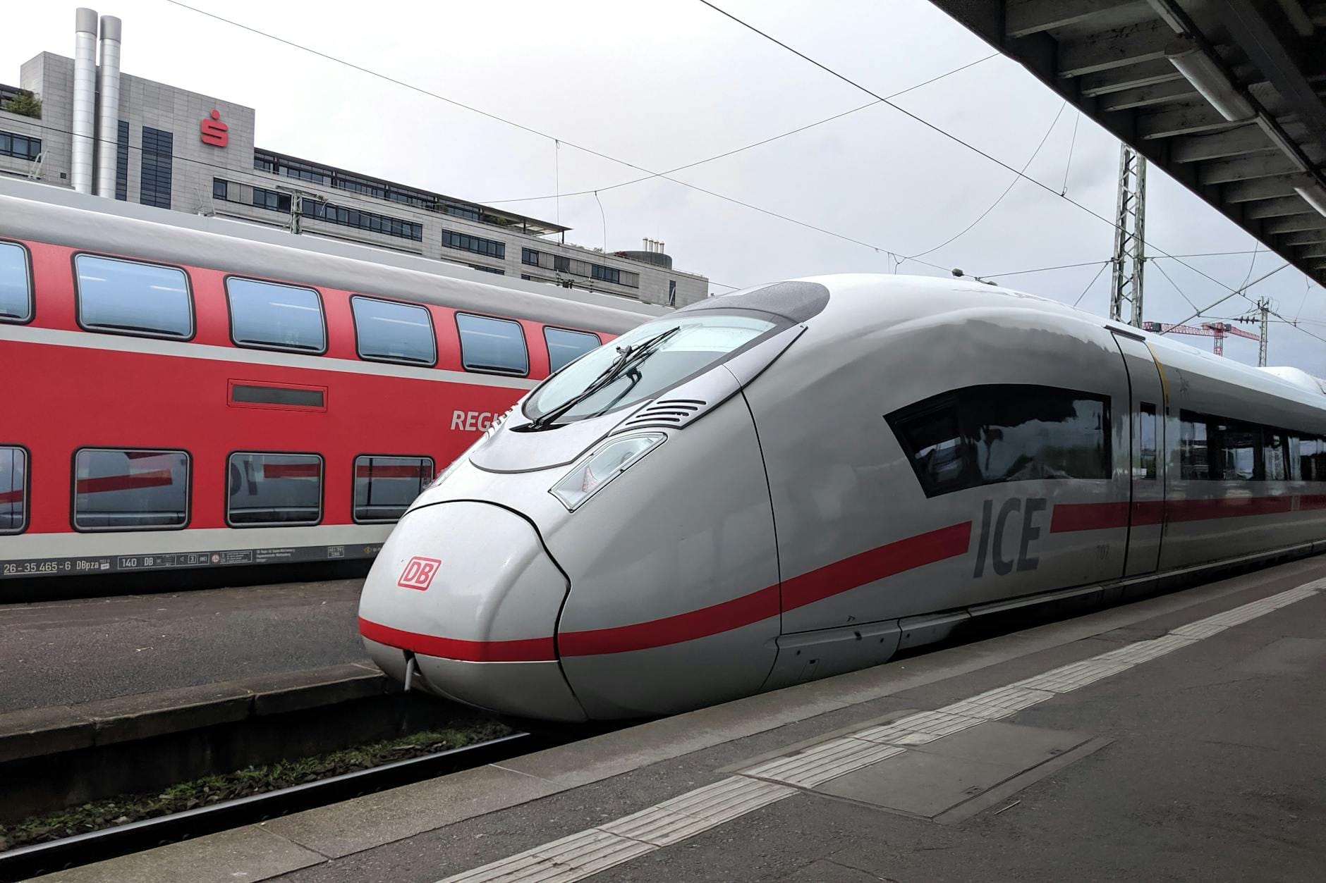 Pociągi ICE i regionalny stojące na stacji kolejowej w Niemczech