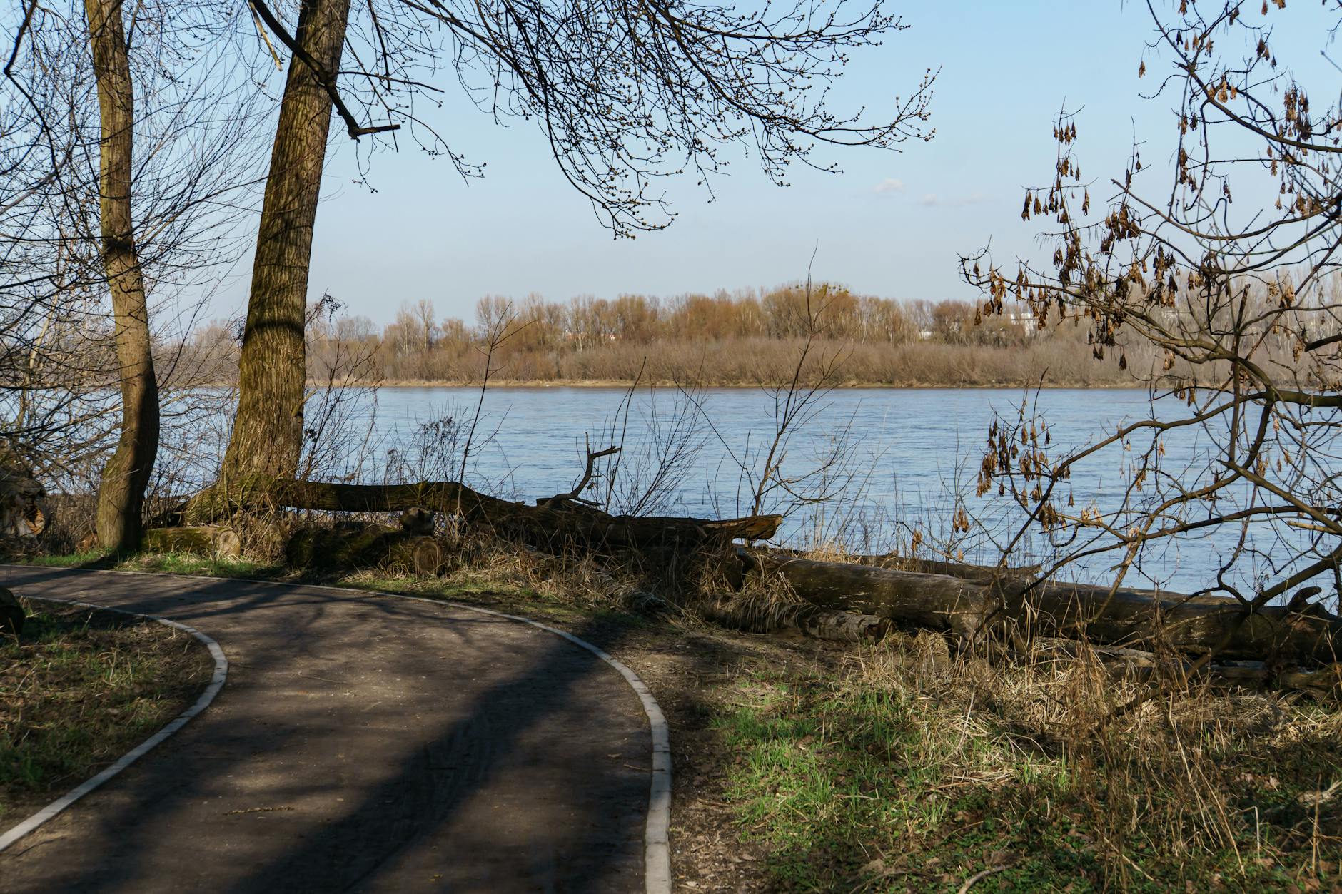 Ścieżka rowerowa nad Wisłą w Warszawie w otoczeniu zieleni Ścieżka rowerowa nad Wisłą w Warszawie w otoczeniu zieleni