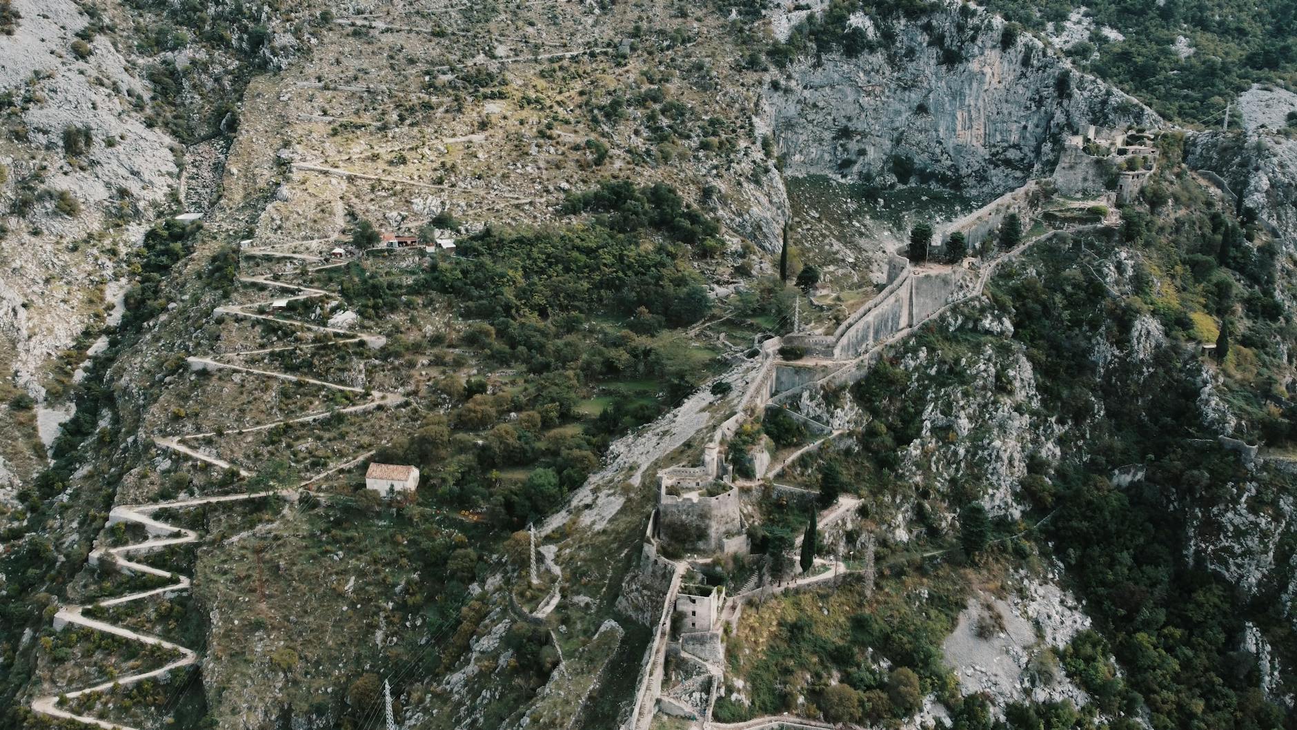 Twierdza Kotor wśród gór, widok z lotu ptaka