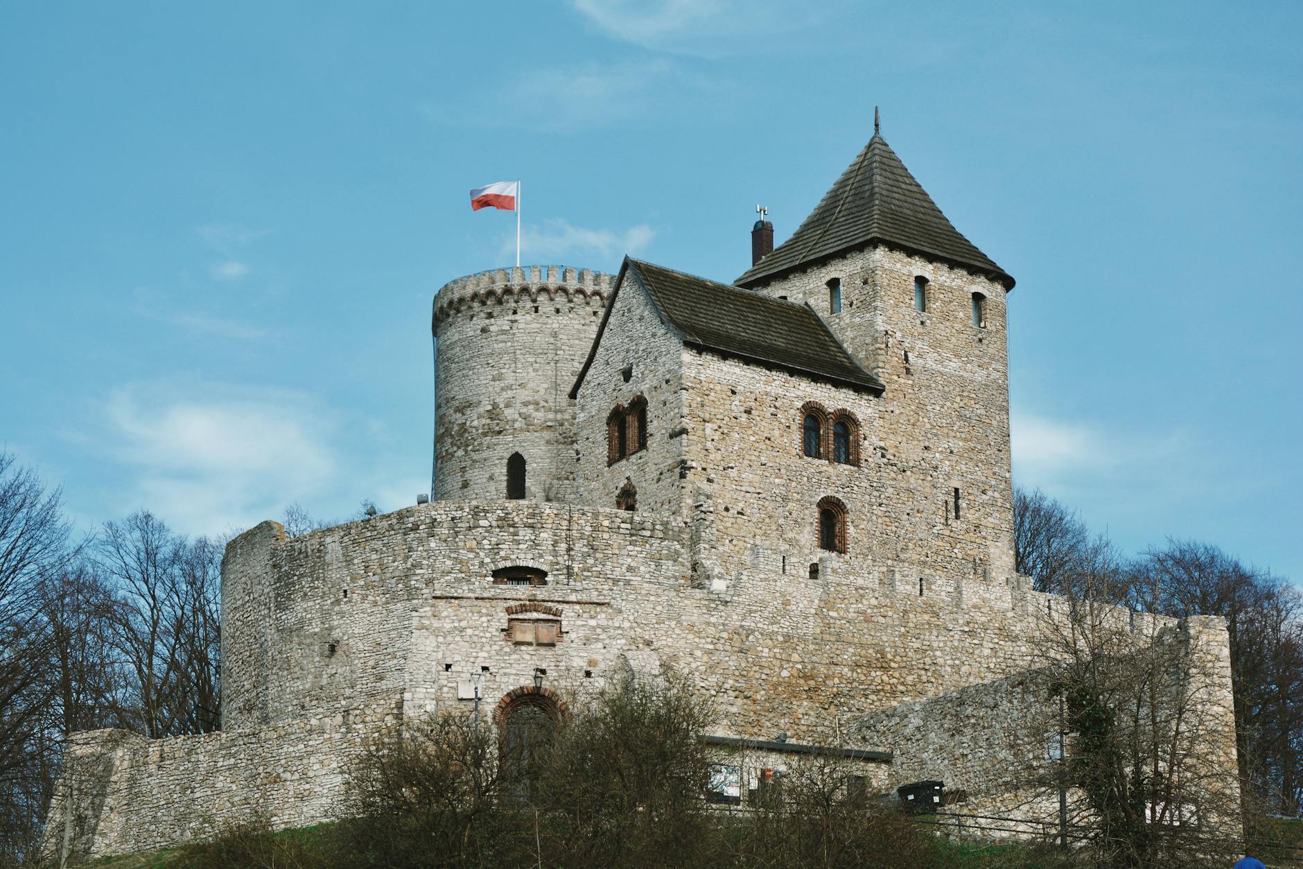 Zamek Będzin w słoneczny dzień na tle błękitnego nieba