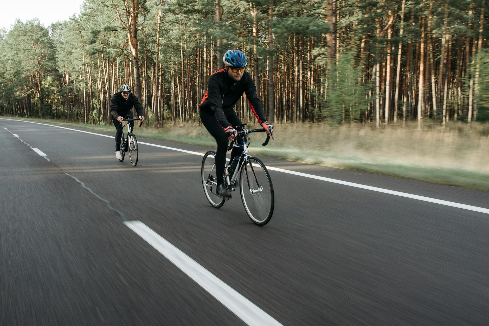 Dwóch rowerzystów jedzie leśną drogą na szlaku Kaszubskiej Marszruty