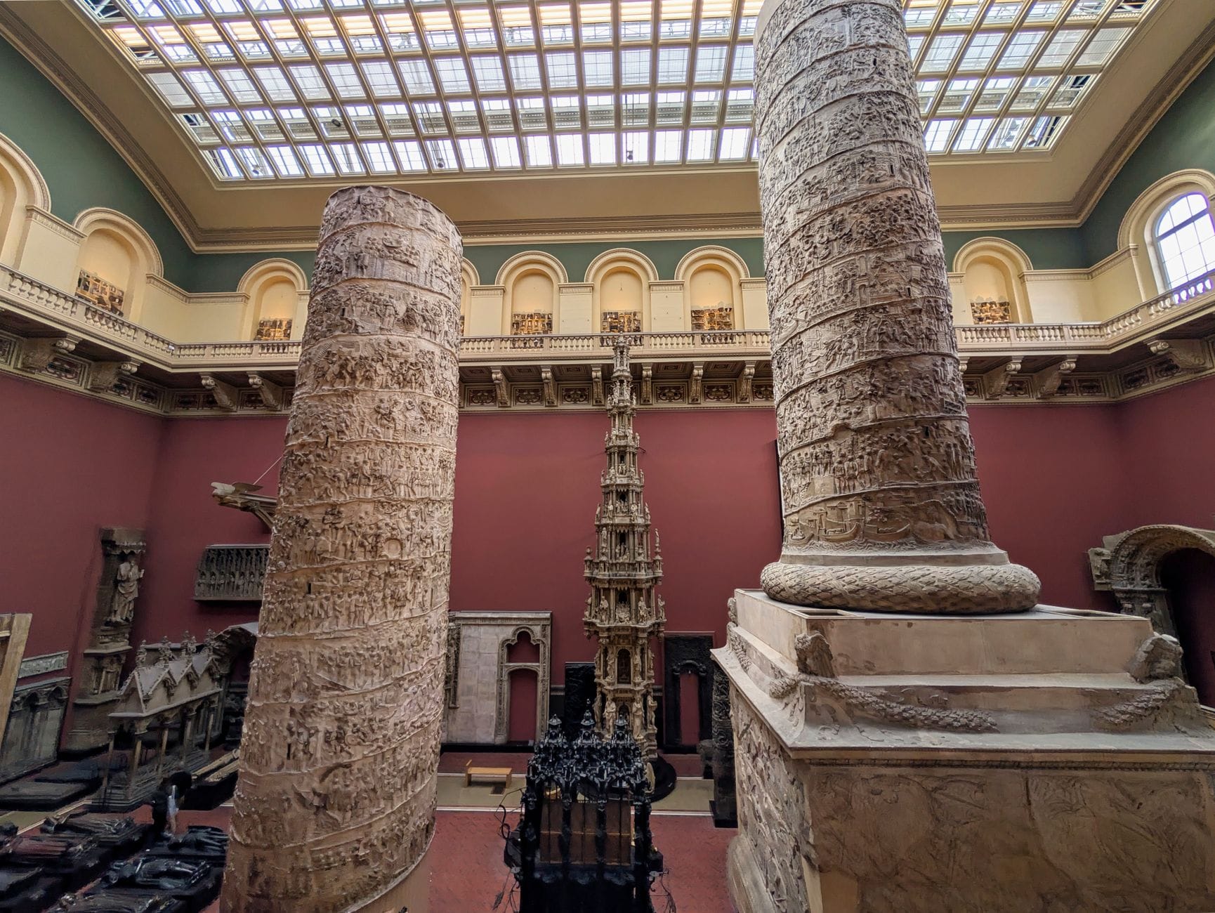 Klasyczne, zdobione kolumny we wnętrzu muzeum w Gdańsku