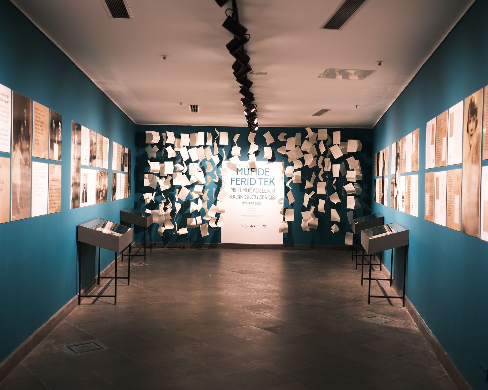 Współczesna galeria sztuki z podwieszoną instalacją z papieru