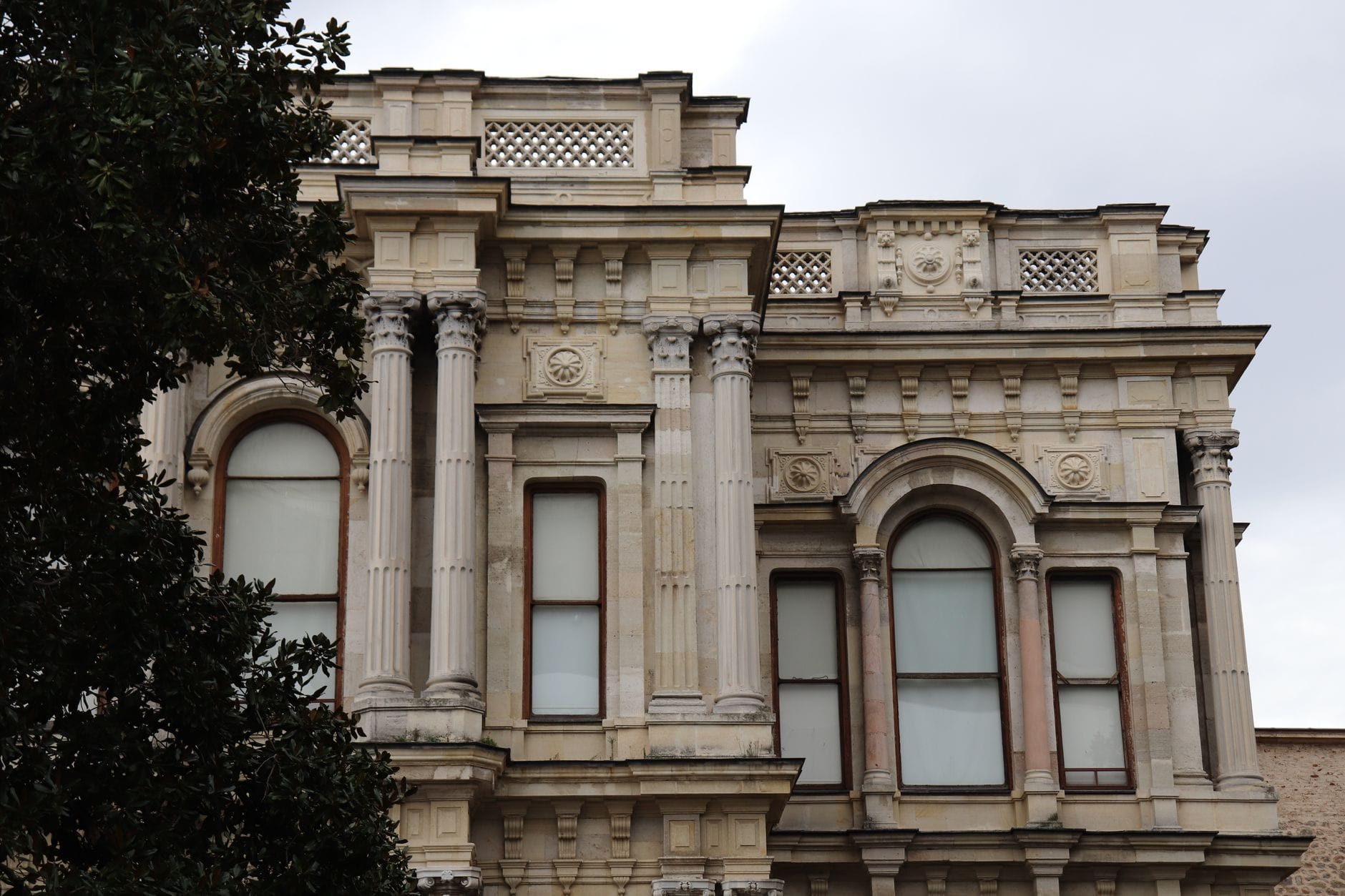 Fasada pałacu Beylerbeyi w Stambule, detal architektury osmańskiej Fasada pałacu Beylerbeyi w Stambule, detal architektury osmańskiej