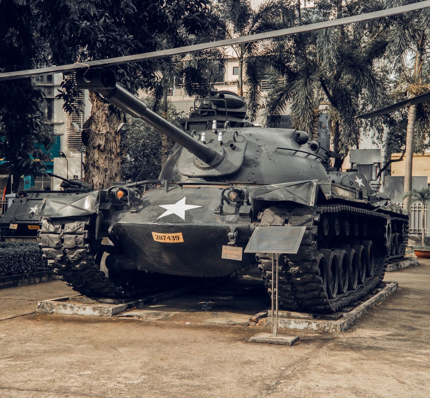 Historyczny czołg wojskowy eksponowany na świeżym powietrzu