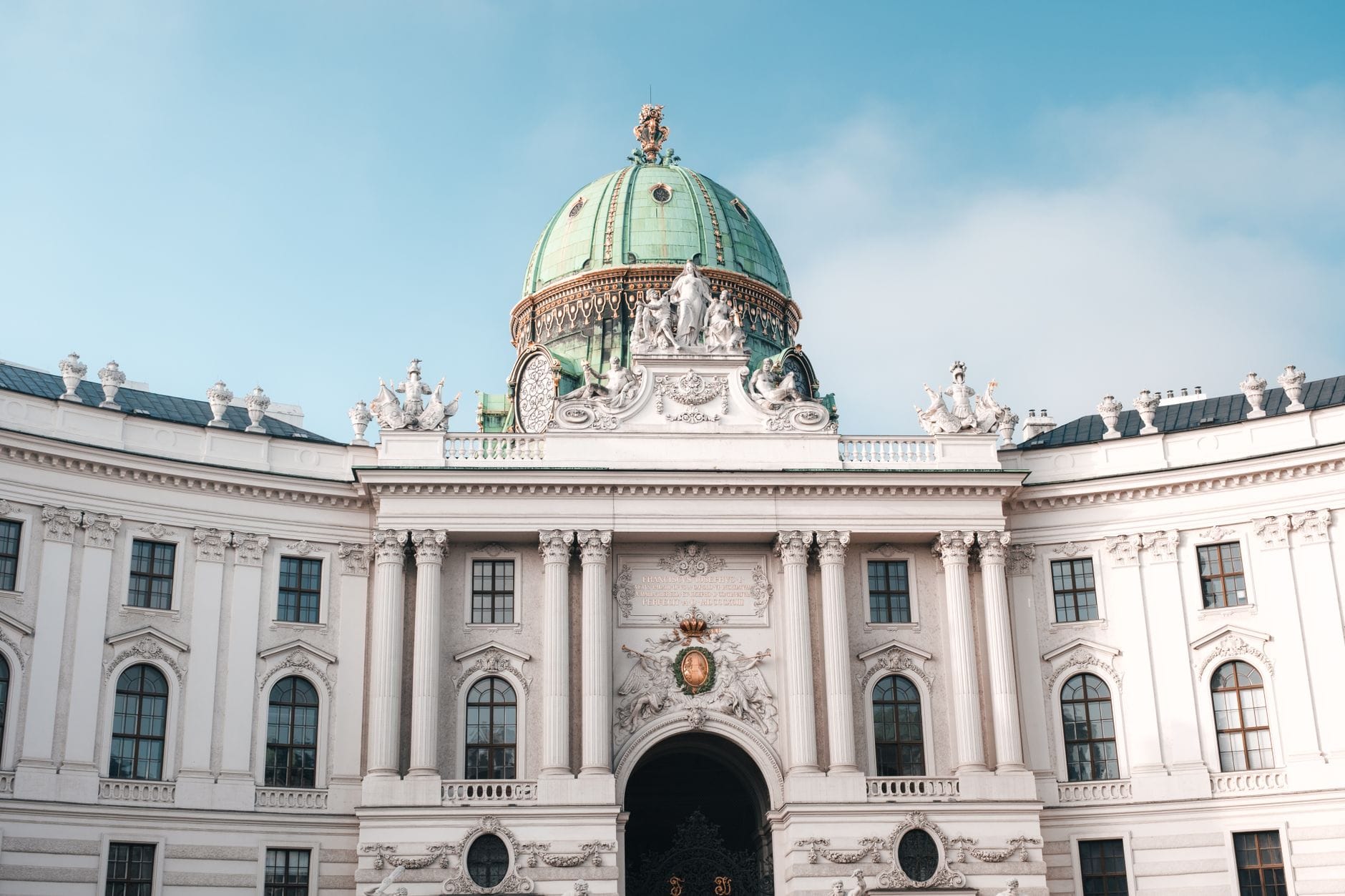 Kopuła i fasada pałacu Hofburg w Wiedniu na tle bezchmurnego nieba