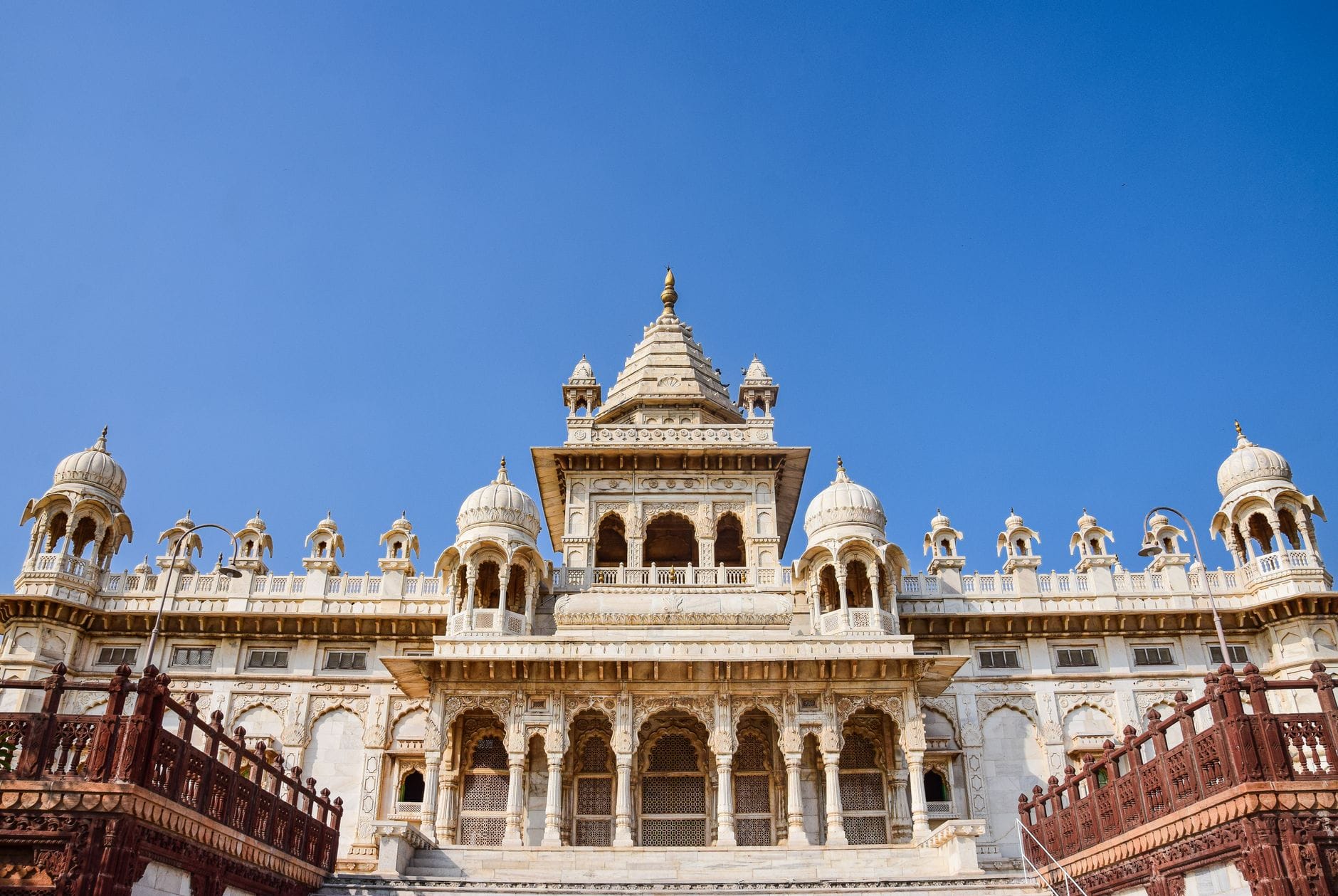 Tradycyjny pałac w Indiach z misterną marmurową architekturą na tle nieba