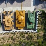 Muzea militariów w Polsce: czołgi, bunkry i historie z pierwszej ręki Ujęcie z drona na czołgi eksponowane na zewnątrz muzeum სამხედროści