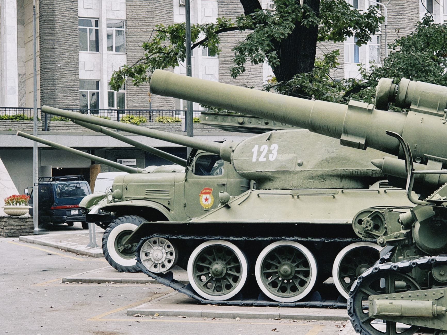 Zabytkowe czołgi na ekspozycji plenerowej muzeum militariów