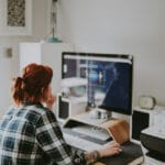 Zmęczone oczy po całym dniu przed ekranem – co może pomóc? Zmęczone oczy po całym dniu przed ekranem – co może pomóc?