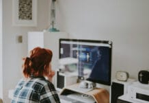 Zmęczone oczy po całym dniu przed ekranem – co może pomóc? Zmęczone oczy po całym dniu przed ekranem – co może pomóc?