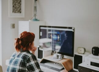 Zmęczone oczy po całym dniu przed ekranem – co może pomóc? Zmęczone oczy po całym dniu przed ekranem – co może pomóc?